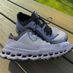 On Cloud Running women’s Gray Athletic Shoes
